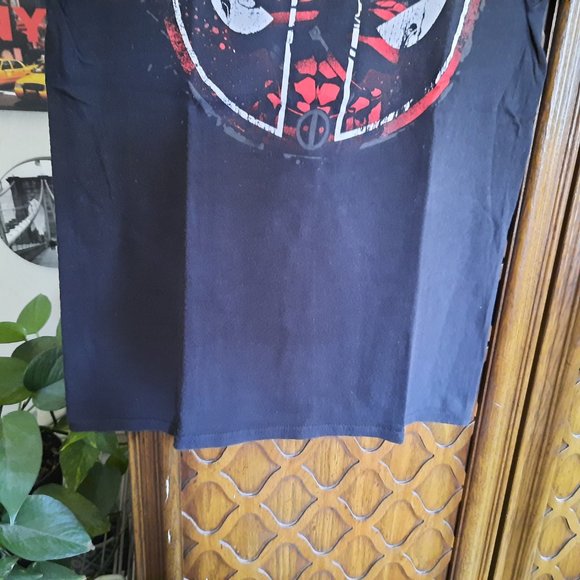 3/$15 MARVEL Deadpool Corss Armed Circle Splatter Distressed Logo Tee - Black, S - Picture 7 of 16